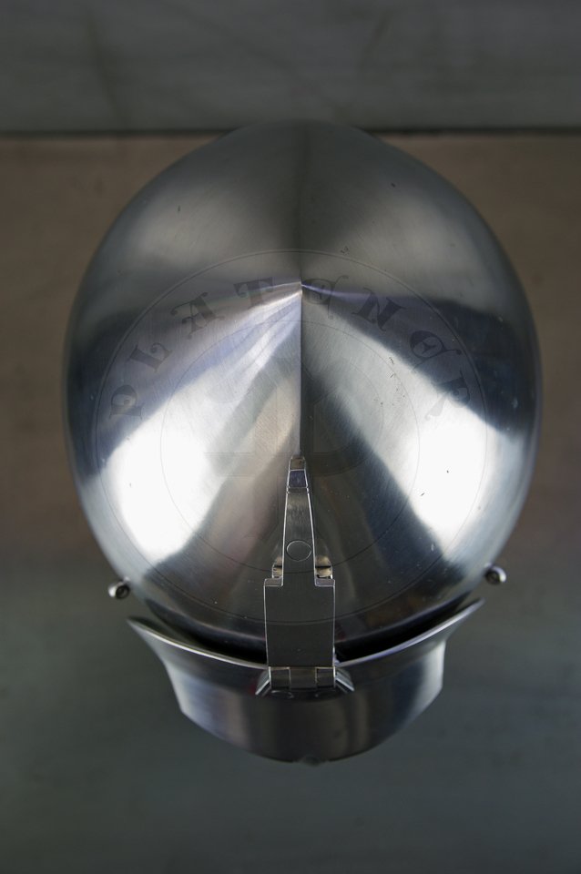 Klappvisier bascinet with keyhole visor, c. 1390-1410. Source: bascinet Wallace Collection A74, London; visor Museo Stibbert, Florence. Skull raised from two halves of 2 mm high quality mild steel, heat hardened and tempered up to 34 HRC. Visor raised from 2 mm medium carbon steel and hardened and tempered up to 42 HRC. Visor hinge made of medium carbon steel. Visor is removable. Weight 3,320 kg. /Klappvisier wzorowany na hemie z Wallace Collection A74 oraz zasonie z Museo Stibbert, datowany na 1380-1410. Dzwon wykuty z dwch powek 2 mm wysokiej jakoci stali niskowglowej, hartowany i odpuszczany do 34 HRC. Zasona wykuta z 2 mm stali redniowglowej, hartowana i odpuszczana do 42 HRC. Zawias zasony wykonany ze stali redniowglowej. Zasona jest zdejmowana. Waga 3,320 kg.